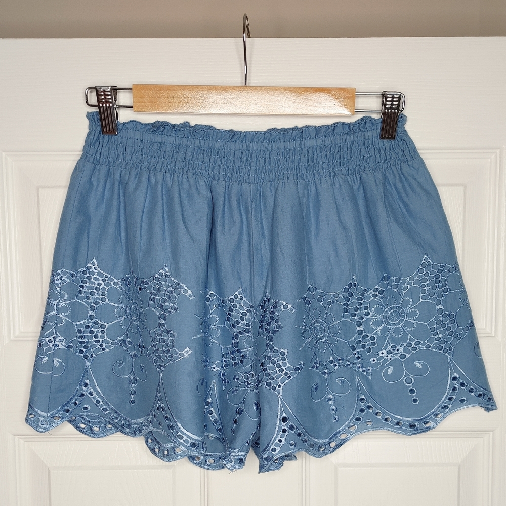 SMELL THE ROSES EMBROIDERED EYELET SHORTS. BLUE L